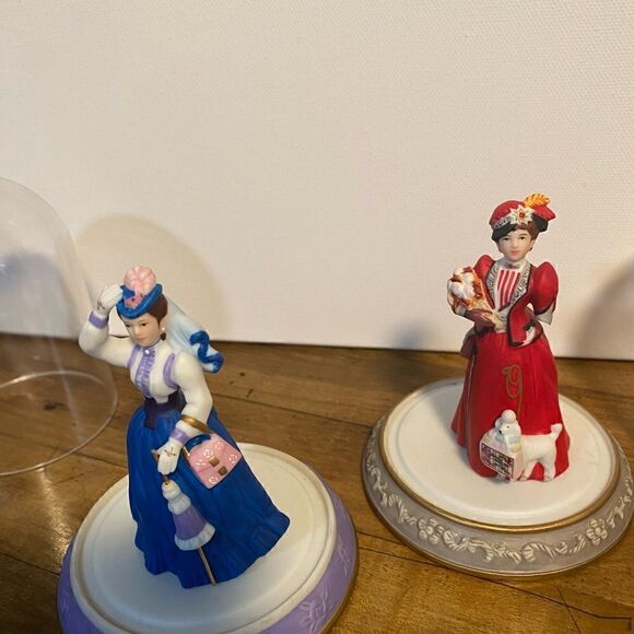 AVON PRESIDENTS CLUB MRS PFE ALBEE  (2) DOMED PORCELAIN MINI FIGURINE, 1996/1997 - Picture 2 of 11